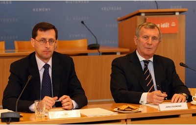 Varga Mihály és Járai Zsigmond a bizottsági ülésen
