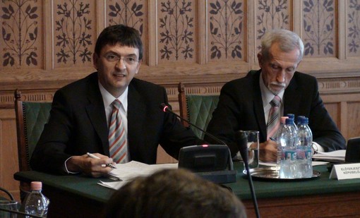 Domokos László és Warvasovszky Tihamér a bizottsági meghallgatáson