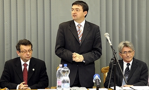 Babák Mihály, Szarvas polgármestere, Domokos LÁszló megyei elnök és Kiszely Mihály, Szarvas alpolgármestere