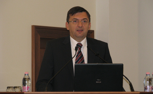 Domokos László, az Állami Számvevőszék elnöke előadást tart a Jó gyakorlatok konferencián