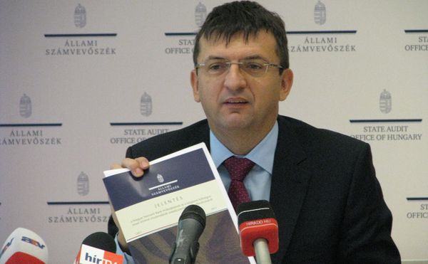 Domokos László ÁSZ elnök az MNB ellenőrzéséről szóló sajtótájékoztatón