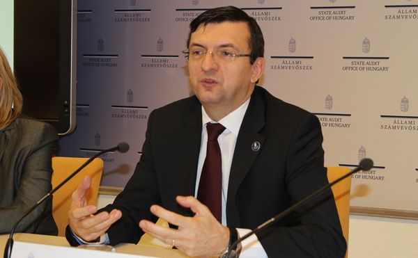Domokos László ÁSZ elnök a GVH sajtótájékoztatón ismertette az ellenőrzés eredményeit