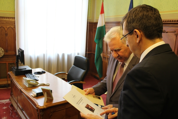 Domokos László átadta az Állami Számvevőszék 2015. évi beszámolóját az Országgyűlésnek