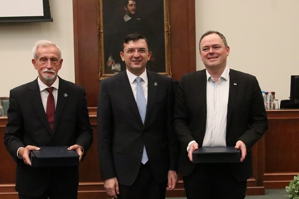 Domokos László és a Solidus-díjazottak Warvasovszky Tihamér (ÁSZ alelnöke) és Einar Gørrissen (INTOSAI Fejlesztési Kezdeményezése vezérigazgatója)